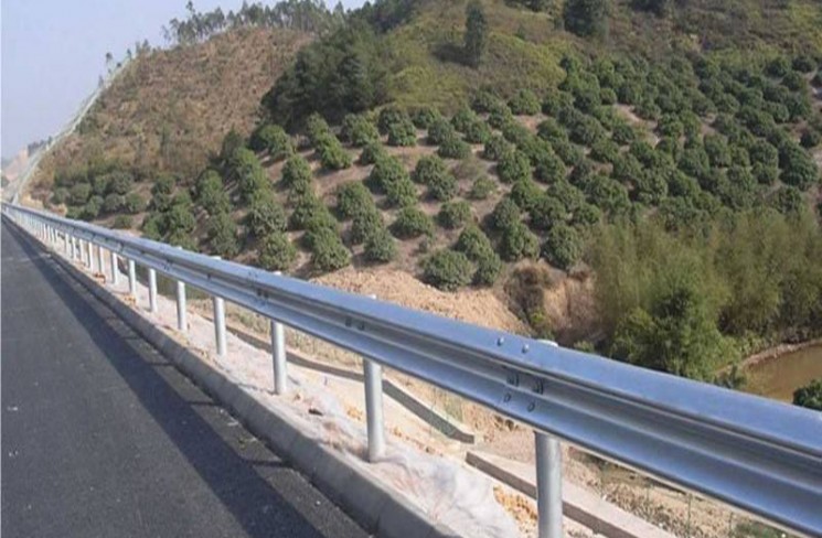防撞護(hù)欄、公路護(hù)欄